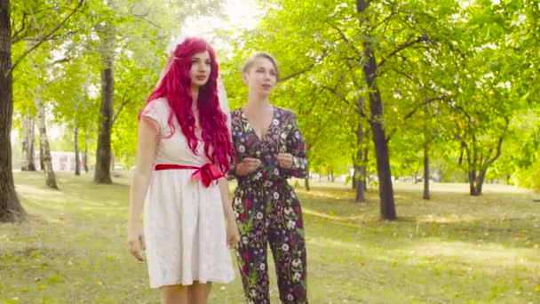 Boda de lesbianas. La novia lanzando un ramo — Vídeo de stock