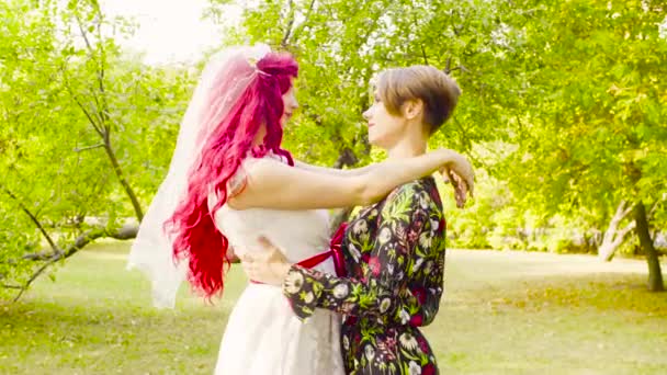 Mariage lesbien. Les mariés se serrent dans leurs bras et parlent. — Video