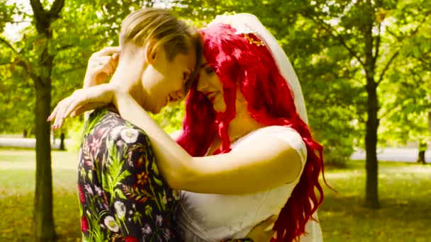 Lesbische Hochzeit. Braut und Bräutigam umarmen sich und reden — Stockvideo