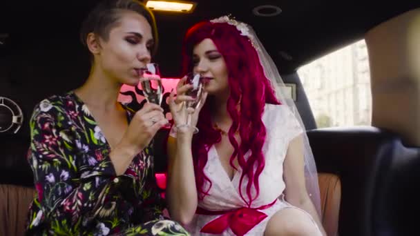 Ślub lesbijek. Jazda w samochodzie ślubu pary młodej — Wideo stockowe