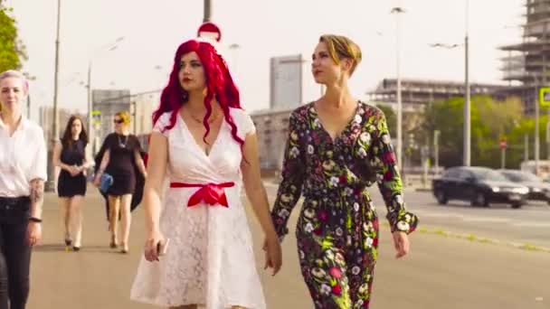 Lesbian bröllop. Bruden och brudgummen promenader i staden — Stockvideo