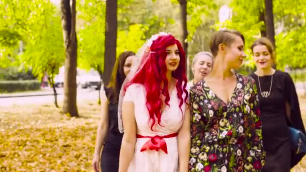 Лесбийская свадьба. Жених и невеста гуляют по парку — стоковое видео