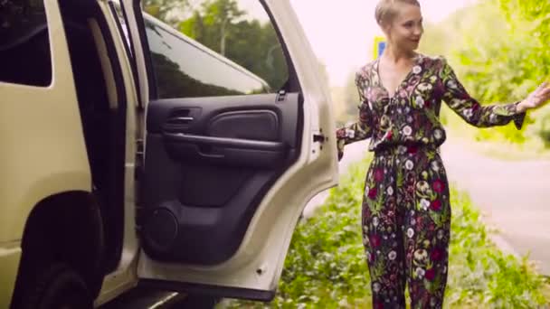 Lesbian wedding. Couple and guests sitting down in the wedding limousine — Stock Video