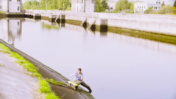 Mujer ecologista midiendo pH del agua en el río de la ciudad . — Vídeos de Stock