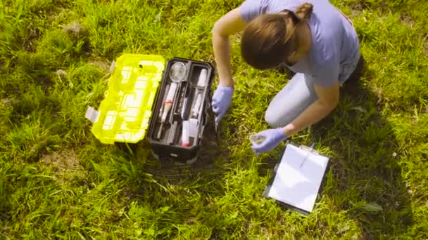 Ekolog kobieta pobieranie próbek gleby. — Wideo stockowe