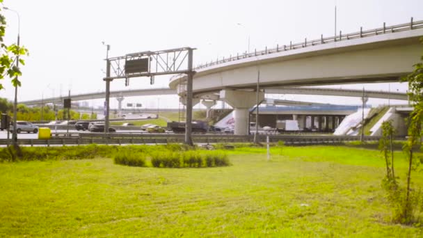 Autobahn in der Nähe der Stadt. Sommertag — Stockvideo