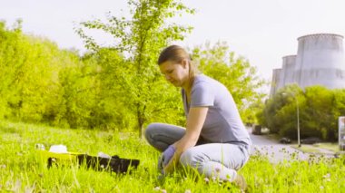 Kadın ekolojist Başlarken örnekleri bitkilerin fabrika yakın: