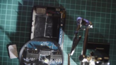 Erkek lehim teli Smartphone-e doğru eller.
