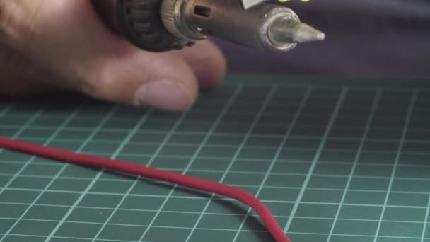 Reparatur eines Drahtes für elektronische Geräte — Stockvideo