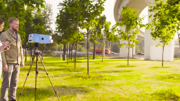 Dos ecologistas recibiendo muestras de aire cerca de la autopista — Vídeos de Stock