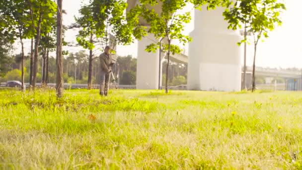 Ecoloog meten van het niveau van de straling in de buurt van snelweg — Stockvideo