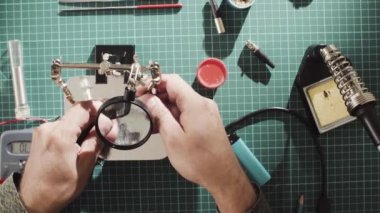 Erkek el dikkat edin, gerilim ölçme