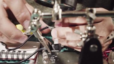 Erkek elektronik cihazlar için tamir tel eller.