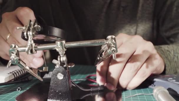 Mains mâles mesurant la tension dans le fil 