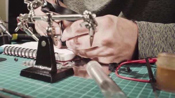 Männliche Hände reparieren Draht für elektronische Geräte. — Stockvideo