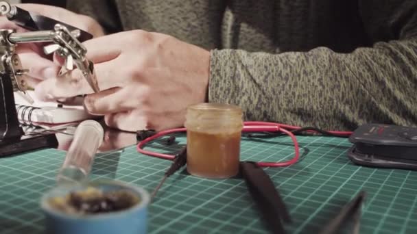 Manliga händer reparera tråd för elektroniska enheter. — Stockvideo