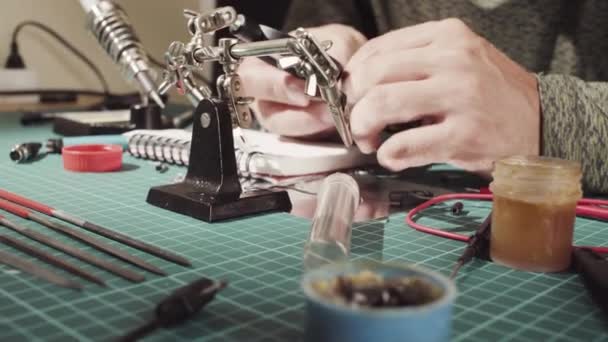 Férfi kezét elektronikus eszközök javítása huzal. — Stock videók