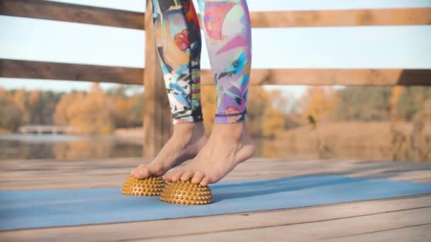 Femme faisant massage des pieds avec coussin hémisphère — Video