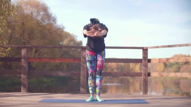 Γυναίκα κάνει χορογραφική ασκήσεις στη γέφυρα στο πάρκο — Αρχείο Βίντεο
