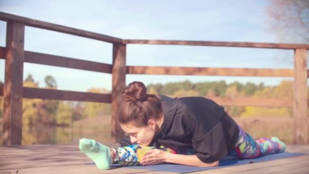 Nő koreográfiai gyakorolja a hídon a parkban — Stock videók