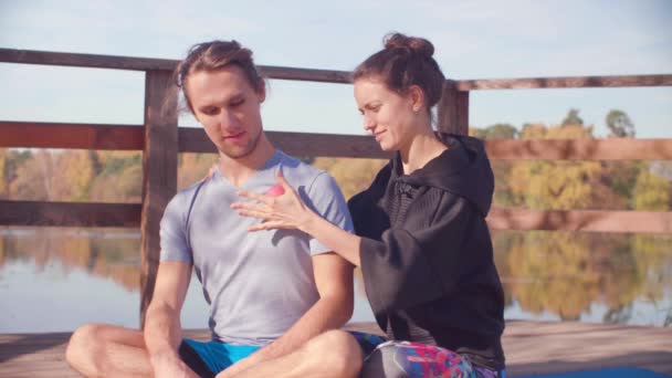 Masaj bir masaj topu bir adamla kadın — Stok video