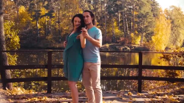 Jeune couple heureux dansant sur le pont en bois — Video