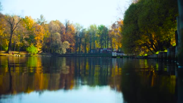 Paysage d'automne, lac dans le parc, feuilles colorées sur les arbres 