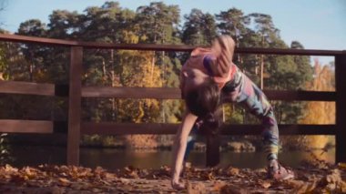 Güzel kadın mindere egzersizleri yapıyor