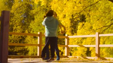 Köprüde dans genç evli çiftler