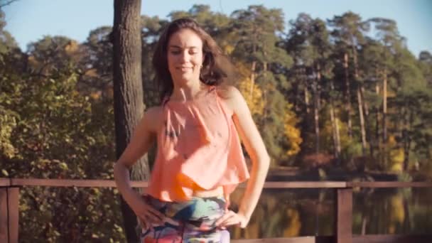 Портрет женщины, танцующей на мосту — стоковое видео