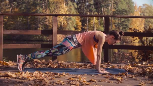 Mulher bonita fazendo exercícios coreográficos no tapete — Vídeo de Stock