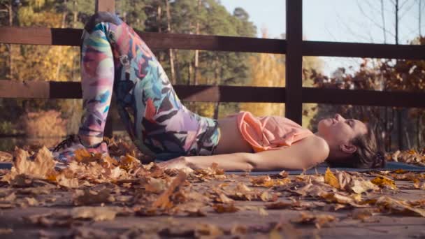 Schöne Frau macht choreographische Übungen auf der Matte — Stockvideo