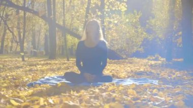 Genç çekici kadının Yoga exersices Park yapması