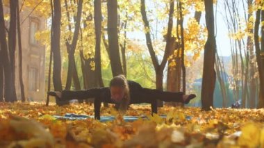 Genç çekici kadının Pranayama Park yapması