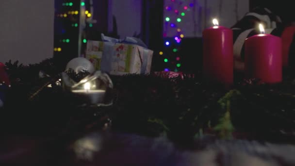 Las manos femeninas atando regalos para celebrar el Año Nuevo en la habitación oscura — Vídeo de stock