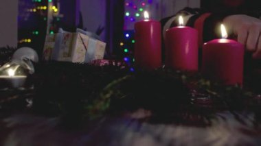 Yılbaşı kutlamak için hediyeler ipe eller