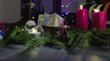 Yılbaşı kutlamak için hediyeler ipe eller