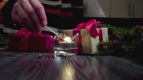 Жіночі руки освітлюють свічки для святкування Нового року — стокове відео