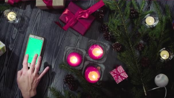 Manos femeninas desplazándose por el teléfono inteligente con pantalla verde — Vídeos de Stock