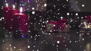 Animasyon Happy New Year, beyaz harfler, kırmızı mumlar ve Hediyelik