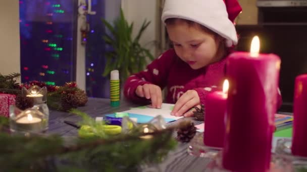 Pequena menina cola cartão de Ano Novo — Vídeo de Stock