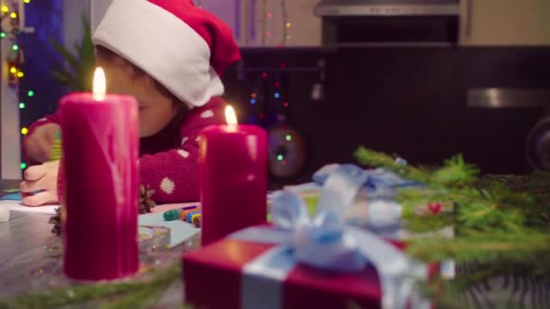 Küçük kız yeni yıl kartı tutkallar — Stok video