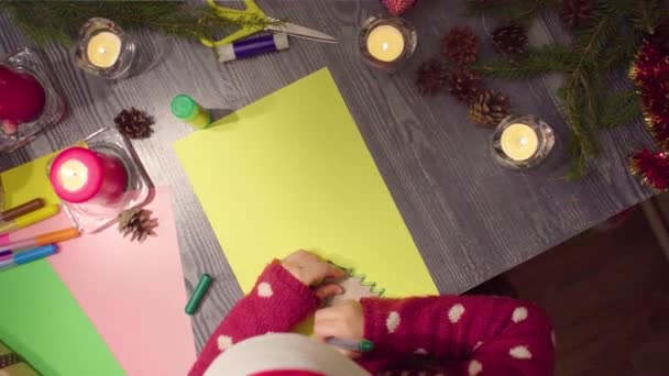 Little girls hands drawing a Christmas tree — Stock Video