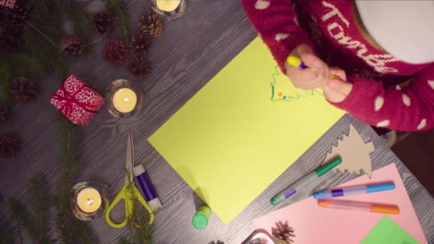 Little girls hands drawing a Christmas tree — Stock Video