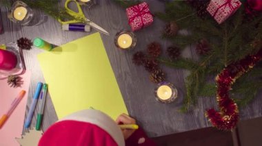 Bir Noel ağacı çizim küçük kız elleri