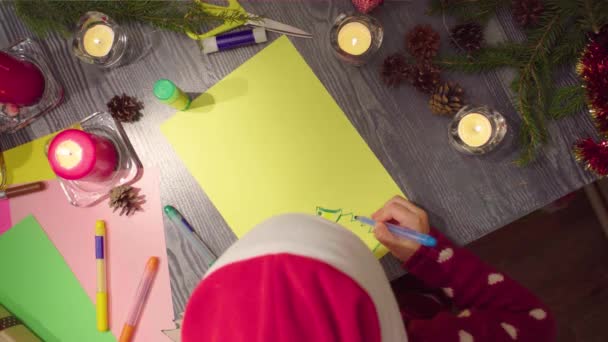 Le mani di bambine disegnano un albero di Natale — Video Stock