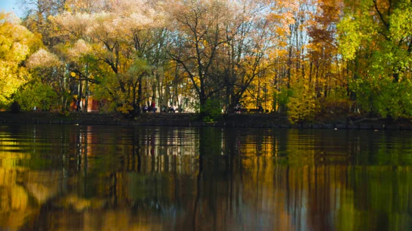 Jesienny krajobraz, jezioro w parku, kolorowe liście na drzewach — Zdjęcie stockowe