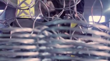 Eller bir işçinin fabrikada net metal imalat