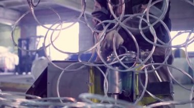 Eller bir işçinin fabrikada net metal imalat