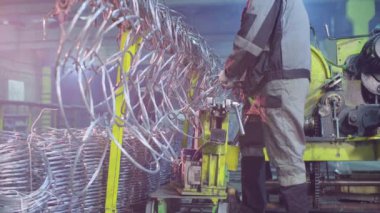 Tanınmayan işçi fabrikada metal net üreten